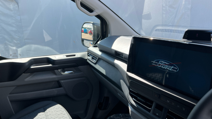 Ford Transit Custom 320 L2 Petrol Fwd 2.5 PHEV 232ps H1 Van Limited Auto - Image 14